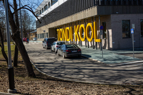 Koolimaja külje pealt