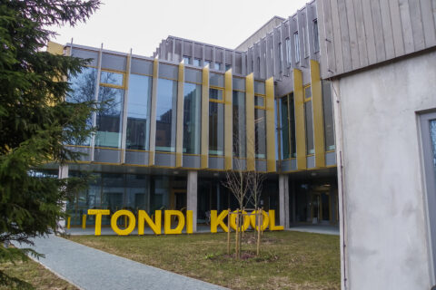 Koolimaja taga