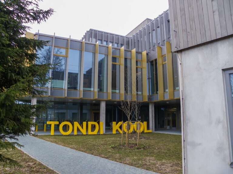 Koolimaja taga
